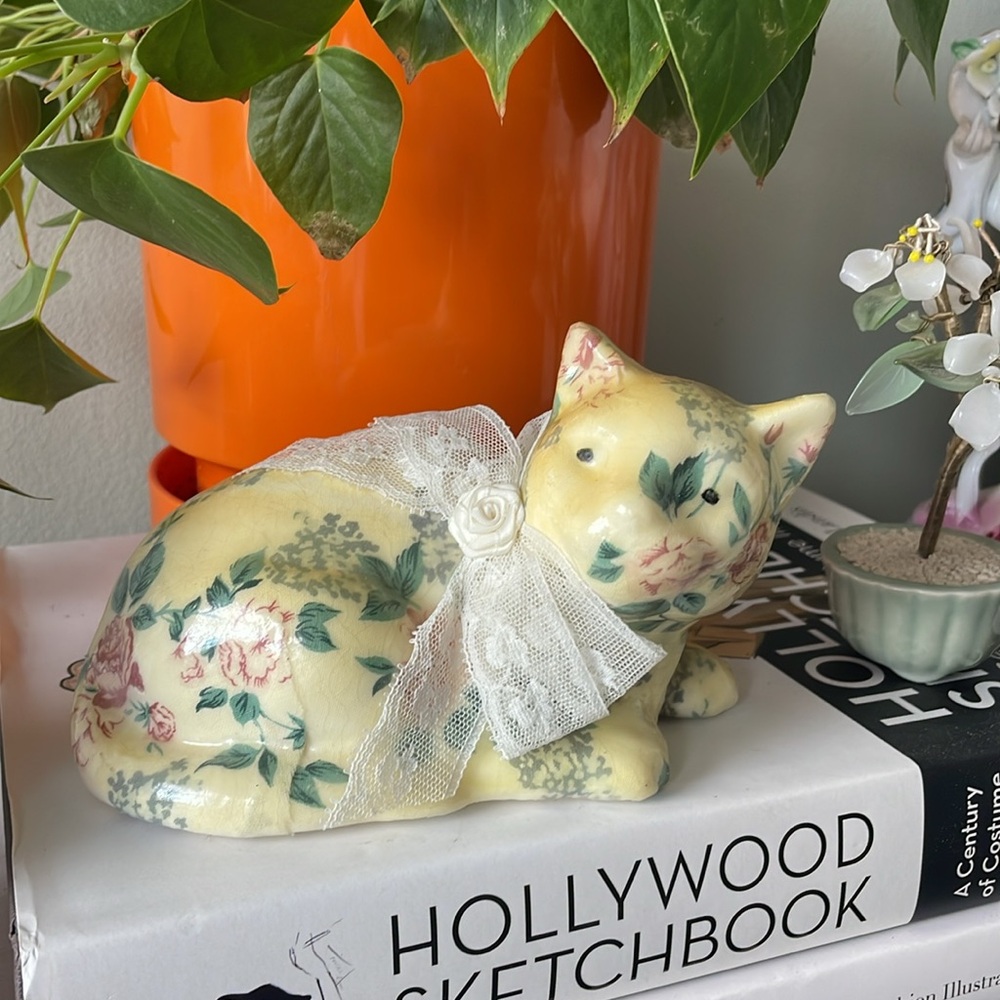 Vintage Summit Collection Floral Decoupage Ceramic Cat Figurine Lace Bow 1989